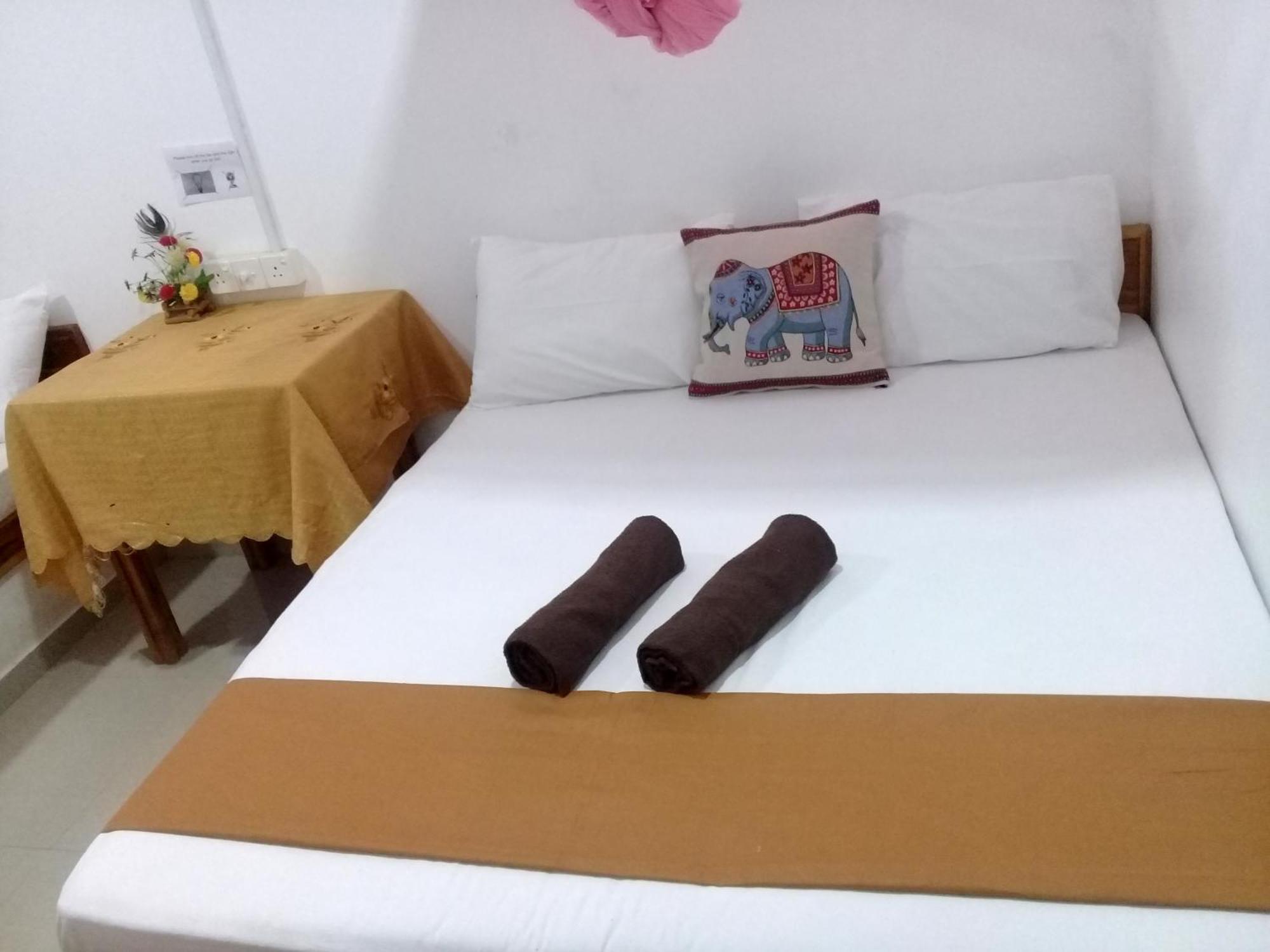 River Side & Swimming Pool Bed & Breakfast Udawalawe Exterior foto